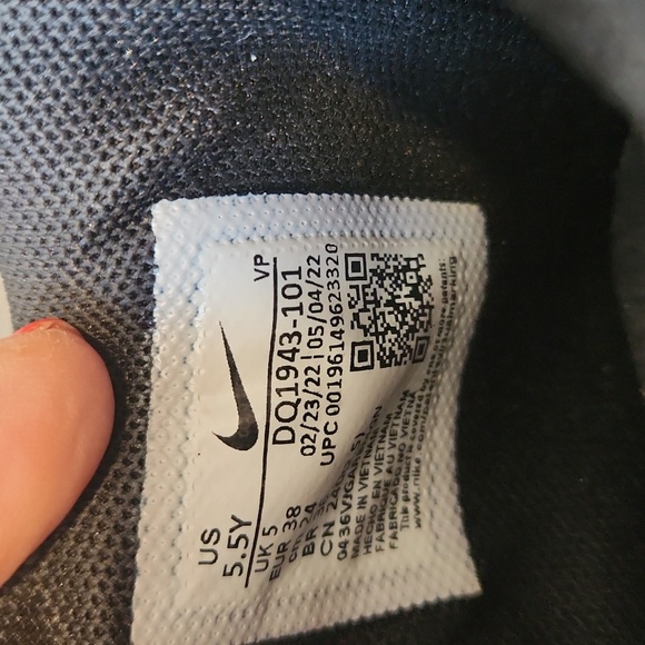 Nike Black and White Sneakers - Boys 5.5 - Picture 5 of 5